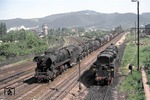 44 0663 (44 663) läuft mit einem Güterzug aus Unterwellenborn in den Bahnhof Saalfeld ein. Rechts wartet 44 0698 (44 1698) im Ausziehgleis des Bw. (23.05.1977) <i>Foto: Colin Brack</i>
