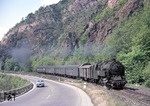 95 0029 vor P 18003 nach Sonneberg am bekannten Felshang "Am Bohlen" bei Saalfeld. (23.05.1977) <i>Foto: Colin Brack</i>
