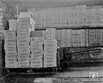 Eine Menge Camembert wird in Frankfurt aus einem Kühlwagen ausgeladen.  (1968) <i>Foto: Reinhold Palm</i>