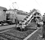 Ein Schotterreinigungsmaschine des Gleisbauhofs Hanau bei der Arbeit. Wie selbstverständlich läuft daneben der Eisenbahnbetrieb weiter. (1971) <i>Foto: Reinhold Palm</i>