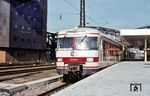 Der im Februar 1970 von MAN/SSW nach München gelieferte 420 503/003 war der dritte Prototyp der Baureihe 420 und war eigentlich für die S-Bahn Frankfurt bestimmt. Daher hatte er auch die für München ungewöhnliche Farbgebung in Karminrot (RAL 3002) und Kieselgrau, hier in der S-Bahnstation Hackerbrücke. (07.09.1972) <i>Foto: Dieter Junker</i>