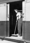 Reinigung eines S-Bahnzuges. (1942) <i>Foto: RVM (Ittenbach)</i>