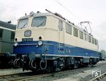 Die seit 04.02.1962 zum Bw Heidelberg gehörende "provisorische Rheingoldlok" E 10 1242 in ihrer kobaltblau/beigen Lackierung für den neu wiedereingeführten "Rheingold". So fuhr die Lok allerdings nur neun Monate herum. Nachdem die originären E 10.12 ausgeliefert worden waren, wurde sie im Dezember 1962 wieder in eine Serien-E 10 mit Hg 150 km/h umgebaut. Gleichzeitig erhielt sie die stahlblaue Lackierung der Serienloks und wurde in E 10 242 umgezeichnet. (04.1962) <i>Foto: Reinhold Palm</i>