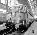 Die festlich geschmückte E 10 336 (Bw Frankfurt/M-1) brachte den Eröffungszug zur Aufnahme des elektrischen Zugbetriebs von Frankfurt-Sportfeld nach Mannheim Hbf. (27.09.1964) <i>Foto: Reinhold Palm</i>