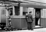 Ein S-Bahnzug nach Rangsdorf (Aufnahme des elektr. Betriebs von Mahlow nach Rangsdorf am 06.10.1940) abfahrbereit in Gleis 1 des Bahnhofs Bernau. Im Hintergrund das Gebäude der Triebwagenhalle.  (1942) <i>Foto: RVM (Ittenbach)</i>