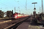 Eine 602/601-Einheit durchfährt als IC 137 "Toller Bomberg" (Bonn - Hamburg) den Bahnhof Kalscheuren vor den Toren Köln. (30.06.1976) <i>Foto: Peter Schiffer</i>