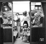 Eine Werbefamilie der DB aus Schaufensterpuppen auf einer unbekannten Messe. (1966) <i>Foto: Reinhold Palm</i>