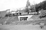 56 265 (Bw Darmstadt) hatte schon 41 Dienstjahre auf dem Buckel, als sie auf der Odenwaldbahn bei Gaimühle (nahe Eberbach) mit einem Nahgüterzug in Richtung Erbach/Odw. vorbeidampfte. (26.03.1960) <i>Foto: Helmut Röth</i>