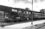 66 001 verlässt vor D 265 den Mainzer Hauptbahnhof. (08.03.1960) <i>Foto: Carl Bellingrodt</i>