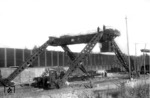 Aufbau der Lafettenholme des Eisenbahngeschützes "Dora". Die 80-cm-Kanone "Dora" galt als das größte und aufwändigste Geschütz der Welt, das tatsächlich im Einsatz war. Die Kanone wurde offiziell als Eisenbahngeschütz bezeichnet, obwohl sie nur kurze Gleiswege zum Aufbau und als Schießkurve benötigte, im Gegensatz zu den auf dem Schienenwege mobil eingesetzten schweren Eisenbahnkanonen. Dem Konstruktionsprinzip nach waren es Kanonen mit hydraulischem Schubkurbelverschluss. Das Geschützrohr bestand aus Mantelrohr und Seelenrohr. Es war in einer Rohrwiege gelagert, die zwischen zwei langen Lafettenholmen montiert wurde. Die Lafettenholme waren wiederum über Zwischenträger auf insgesamt acht fünfachsigen Drehgestellen gelagert, die auf zwei parallelen Gleisen liefen. Das Geschütz wurde über einen eigenen Generator mit Strom versorgt und konnte zur Feineinrichtung über Elektromotoren an einigen der Achsen bewegt werden. Das Geschütz wurde ab 1937 bei Krupp in Essen entwickelt und ab 1941 auf dem Übungsplatz Rügenwalde-Bad bei Rügenwalde in Hinterpommern montiert und getestet. Der erste und einzige Kampfeinsatz fand während der Schlacht um Sewastopol statt. Er dauerte vom 5. Juni bis zum 2. Juli 1942. (Quelle: Wikipedia)  (1941) <i>Foto: RVM</i>