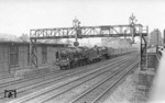 17 1038 + 03 069 laufen vor D 94 in den Bahnhof Wuppertal-Elberfeld (heute Wuppertal Hbf) ein.  (12.05.1936) <i>Foto: DLA Darmstadt</i>