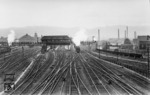 Blick auf die Ostausfahrt von Hagen Hbf. In der Bildmitte rückt 01 1060 in ihre Heimatdienststelle Hagen-Eckesey ein. Links rangiert eine pr. G 8. (11.06.1950) <i>Foto: Carl Bellingrodt</i>