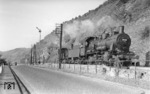 56 545 (Bw Mainz) + 89 7423 auf einer Überführungsfahrt an der Blockstelle Kammereck zwischen Oberwesel und St. Goar. Im Vordergrund die Bundesstraße 9. (30.08.1950) <i>Foto: Carl Bellingrodt</i>