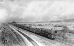 01 1075 (Bw Hagen-Eckesey) rollt auf den Fernbahngleisen vor D 30 durch Wuppertal-Langerfeld. Der erhöhte Blick stammt im übrigen aus dem Reiterstellwerk in der Ostausfahrt des Bahnhofs Langerfeld. Die Gleise links führen in den alten Personenbahnhof. Heute befindet sich hier ein Containerbahnhof, links von der Fernbahn sind zwei S-Bahngleise entstanden. Abgesehen von dem Umstand, dass der Fotostandpunkt in den 1960er Jahren abgerissen wurde, ist der freie Blick in Richtung Schwelm heute ehedem durch ein durchgehendes Gewerbegebiet getrübt. (22.07.1950) <i>Foto: Carl Bellingrodt</i>