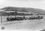38 1793 (Bw Weimar) mit einer Leig-Einheit des Stückgut-Schnellverkehrs vor den Hörselbergen bei Kälberfeld auf dem Weg nach Eisenach. (11.07.1934) <i>Foto: DLA Darmstadt</i>