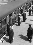 Bahnsteigszene in Berlin Jungfernheide. (1943) <i>Foto: RVM (Ittenbach)</i>