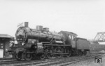 38 1310 mit einem Schild des "Ruhrschnellverkehrs" im Bw Köln Bbf. Der Ruhrschnellverkehr war ein System aus schnellen, dampfgeführten Zügen des Schienenpersonennahverkehrs, die ab 1932 in einem Taktfahrplan die wichtigsten Strecken des heutigen Ruhrgebietes befuhren. (26.03.1933) <i>Foto: DLA Darmstadt</i>