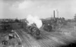 38 1020 verlässt mit E 528 ihren Heimatbahnhof Wuppertal-Langerfeld. Die Lok passiert gerade das Überführungsbauwerk über die Märkische Strecke Wuppertal - Hagen. Heute befindet sich hier der S-Bahnhaltepunkt Langerfeld. Der alte Personenbahnhof wurde im Zuges des S-Bahnbaus in den 1980er Jahre aufgegeben. Links das Streckengleis nach Wuppertal-Wichlinghausen, welches die Ostverbindung zwischen Märkischer und Rheinischer Strecke in Wuppertal darstellte. (04.08.1950) <i>Foto: Carl Bellingrodt</i>