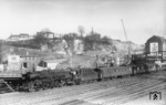 01 002 (Bw Hamm) läuft vor E 316 in den Bahnhof Wuppertal-Oberbarmen ein. Im Zuge der Trümmerbeseitigung nach dem Zweiten Weltkrieg wird im Hintergrund die Bundesstraße 7 mehr als großzügig ausgebaut. (10.02.1958) <i>Foto: Carl Bellingrodt</i>