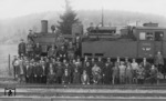 Die Umbaukolonne der RBD Erfurt präsentiert sich vor 74 887 (Bw Gotha) im Bahnhof Friedrichroda/Thüringen. (11.1934) <i>Foto: Slg. Eisenbahnstiftung</i>