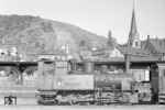 Lok 2 (Henschel 1899) der Nassauischen Kleinbahn im Bahnhof Braubach/Rhein. Die Nassauische Kleinbahn war eine 1000mm Schmalspurbahn, die zwischen Zollhaus (Aar) - Nastätten - St. Goarshausen und Oberlahnstein verkehrte. Am längsten hielt sich der Bahnbetrieb auf der Strecke vom Hafen zur Silberhütte in Braubach, wo das Gleis mit seiner Spurweite von 750 mm mitten auf der Hauptstraße lag. Bis 1958/59 war durch ein Dreischienengleis auch die Meterspur vertreten. Hier kam erst am 30. September 1977 das Ende des Bahnbetriebs, der zugleich das Ende der Nassauische Kleinbahn-Gesellschaft GmbH bedeutete.  (18.09.1959) <i>Foto: A.E.Durrant</i>