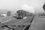 Im frühen Morgenlicht rauscht 50 182 vom Bw Gremberg mit Dg 6609 durch den Bahnhof Niederlahnstein. (18.09.1959) <i>Foto: A.E.Durrant</i>
