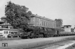 50 304 (Bw Ulm) mit einem Güterzug im Bahnhof Memmingen. (07.09.1959) <i>Foto: A.E.Durrant</i>