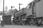 03 1014 (Bw Dortmund Bbf) wartet in Frankfurt Hbf auf Ausfahrt. Sie besaß angeblich einen stahlblauen Kessel-Anstrich mit schwarzer Rauchkammer speziell für die Beförderung des Rheingold-Zuges. (06.1958) <i>Foto: Slg. Eisenbahnstiftung</i>