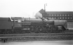 01 211 in ihrem Heimatbahnhof Hannover Hbf. Sie erhielt 1962 einen Neubaukessel und war bis 1973 beim Bw Hof im Einsatz. (04.04.1953) <i>Foto: A.E.Durrant</i>