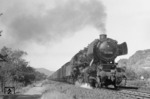 50 2799 (Bw Oberlahnstein) mit einem Güterzug kurz vor Braubach. (Datum unbekannt) <i>Foto: A.E.Durrant</i>
