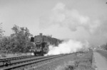 50 2552 (Bw Oberlahnstein) mit einem Güterzug nach Mainz-Bischofsheim in der Ausfahrt der Oberlahnsteiner Rangierbahnhofs. (Datum unbekannt) <i>Foto: A.E.Durrant</i>
