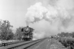Eher selten war die Baureihe 44 auf der rechten Rheinstrecke anzutreffen. Hier verlässt 44 134 vom Bw Koblenz-Lützel den Rangierbahnhof von Oberlahnstein. (18.09.1959) <i>Foto: A.E.Durrant</i>