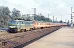 Die Mehrfrequenzlok 1607 der belgischen Staatsbahn SNCB läuft mit der Leerwagengarnitur des D 322 (Köln - Oostende) in den Bahnhof Köln-Deutz ein. (08.11.1981) <i>Foto: Peter Schiffer</i>