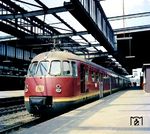 Die ET 30 waren jahrzehntelang das Fahrzeug des schnellen Personennahverkehrs im Ruhrgebiet. Die ersten Triebwagen wurden Mitte 1956 an die Bundesbahn ausgeliefert. Da es im Ruhrgebiet zu diesem Zeitpunkt noch keine elektrifizierten Strecken gab, wurden 18 Triebzüge temporär nach München und sechs nach Nürnberg stationiert. Mit dem Beginn der Elektrifizierung an Rhein und Ruhr im Jahr 1957 kamen die Münchner Triebzüge in ihr vorgesehenes Einsatzgebiet und übernahmen alle Personenzug- und einige Eilzug-Leistungen zwischen Köln – Düsseldorf – Duisburg – Essen und Dortmund. Das Bild zeigt den ET 30 014 in Duisburg Hbf, der später noch als Museumsfahrzeug erhalten blieb, im DB-Museum Koblenz-Lützel im Jahr 1996 wegen seines schlechten Zustands dann doch noch zerlegt wurde. (1957) <i>Foto: Reinhold Palm</i>