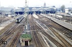 Blick vom Fahrdienstleiterstellwerk auf das Bahnhofsvorfeld von Wiesbaden Hbf. Die Bahnsteighalle überspannte ursprünglich 11 Gleise, von denen heute nur noch zehn in Betrieb sind. (19.03.1977) <i>Foto: Oskar Bär</i>