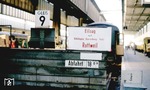 Zugzielanzeiger am Prellbock von Gleis 9 des Stuttgarter Hbf. (26.04.1977) <i>Foto: Oskar Bär</i>