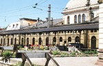 Da die Stadt Baden-Baden nicht in der Oberrheinischen Tiefebene liegt sondern im Tal der Oos, konnte sie beim Bau der Badischen Hauptbahn aus topografischen Gründen nicht an diese wichtige Fernstrecke angebunden werden. Statt dessen wurde ein Bahnhof in der etwa vier Kilometer entfernt liegenden Gemeinde Oos eingerichtet. Da Baden-Baden im 19. Jahrhundert als mondäne Weltstadt galt, hatte der Badische Landtag gleichzeitig mit dem Bau der Badischen Hauptbahn auch den Bau einer Stichstrecke von Oos nach Baden-Baden beschlossen. Die neue Zweigstrecke konnte schließlich am 27. Juli 1845, nur ein Jahr nachdem Oos an das Eisenbahnnetz angebunden worden war, eröffnet werden.Trotz ihrer Bedeutung für die verkehrliche Anbindung Baden-Badens galt die Strecke in den 1960er- und 1970er-Jahren in den Augen der Baden-Badener Kommunalpolitik als veraltet und lästig. Insbesondere die zahlreichen Bahnübergänge wurden als hinderlich empfunden und daher die Einstellung der Strecke betrieben. Mit Beginn des Winterfahrplans 1977/78 wurde sie daher stillgelegt, am 24. September 1977 verkehrte der letzte Zug.Die beiden Bahnhöfe der Strecke wurden mehrfach umbenannt. Der stadtseitige Endpunkt hieß zunächst Baden, ab 1903 Baden-Baden, von 1932 bis 1937 Baden-Baden Stadt und anschließend wieder Baden-Baden. Der landseitige Endpunkt hieß zunächst Oos, ab 1908 Baden-Oos, von 1928 bis 1937 Baden-Baden West und anschließend erneut Baden-Oos. Seit Einstellung der Stichbahn übernahm er den Namen Baden-Baden. Das alte Empfangsgebäude des Baden-Badener Bahnhofs blieb erhalten, es bildet heute den Eingangsbereich des Festspielhauses (Quelle: Wikipedia)  (25.06.1974) <i>Foto: Oskar Bär</i>