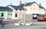 Das farbenfrohe Empfangsgebäude von Soltau (Han). Es liegt an der Hauptstrecke Bremen - Uelzen sowie an der "Heidebahn" von Buchholz (Nordheide) nach Bennemühlen(-Hannover). (08.09.1975) <i>Foto: Oskar Bär</i>