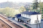 Das schöne holzverkleidete Empfangsgebäude von Blankenberg an der Siegstrecke musste nach der Inbetriebnahme des benachbarten Dr-Stellwerks in Hennef (im März 1980) weichen. Bis zur Inbetriebnahme des Gleisbildstellwerks war das mechanische Stellwerk im Empfangsgebäude untergebracht. (28.04.1975) <i>Foto: Oskar Bär</i>