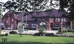 Das Empfangsgebäude von Burg auf Fehmarn an der Vogelfluglinie. (28.04.1989) <i>Foto: Oskar Bär</i>