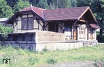 Der Bahnhof Hölle lag an der Bahnstrecke von Marxgrün (Bayern) nach Lobenstein (Thüringen). Nach der Besetzung Thüringens durch die Rote Armee im Juni 1945 wurde aus der bayerisch-thüringischen Landesgrenze die Demarkationslinie zwischen amerikanischer und sowjetisch besetzter Zone Deutschlands. Der Zugverkehr über die Landesgrenze wurde deshalb am 3. Juni 1945 eingestellt. Die Grenzen der Eisenbahndirektionen wurden später den Landesgrenzen angepasst. (09.06.1973) <i>Foto: Oskar Bär</i>
