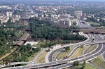 Blick von der 124 m hohen Aussichtsplattform des Funkturms auf den S-Bahnhof Berlin Westkreuz im Berliner Bezirk Charlottenburg-Wilmersdorf. Neben seinem Pendant - dem Bahnhof Ostkreuz - stellt er die Verbindung zwischen Stadtbahn und Ringbahn dar. Rechts das Autobahndreieck Funkturm an der Berliner Stadtautobahn. (18.07.1972) <i>Foto: Oskar Bär</i>