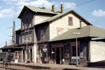 Das längst verschwundene Empfangsgebäude von Gau-Algesheim zwischen Mainz und Bingen. (05.08.1973) <i>Foto: Oskar Bär</i>