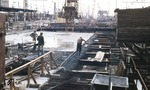 1971 begann der Bau der unterirdischen U-Bahnanlagen am Frankfurter Hauptbahnhof. Als Verteilungsebene entstand als (B-Ebene) eine große Ladenpassage, von der aus zwei je viergleisige Schnellbahnhöfe, ein U-Bahnhof (C-Ebene), sowie ein S-Bahnhof (D-Ebene) und eine dreigeschossige Tiefgarage (die zum Teil auch als Zivilschutzraum genutzt werden kann), durch zahlreiche Gänge und Treppen erschlossen wird. Dies waren damals die ersten öffentlichen Fahrtreppen in der Stadt.  (17.09.1971) <i>Foto: Oskar Bär</i>