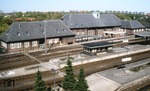Der Flensburger Bahnhof steht als besonders eindrucksvolles Ensemble des Klinker-Expressionismus der 1920er Jahre mit einigen Nebengebäuden teilweise unter Denkmalschutz. Dazu gehören auch das frühere Postgebäude, das Stellwerk "Fw" und das Reiterstellwerk "Fo", das bei seiner Errichtung als das modernste seiner Zeit galt.Mangelnde Pflege haben diesem Denkmal aus der Zeit der Weimarer Republik zugesetzt. Weite Teile der Gebäude stehen nach Aufgabe vieler Funktionen (wie Bahnpost, Gepäckaufgabe, Gaststätten, Kinobetrieb) seit langem leer. Auch die nach der Elektrifizierung und der Errichtung eines Zentralstellwerks im Stadtteil Weiche vom Betrieb abgekoppelten denkmalgeschützten Stellwerke sind ungenutzt. Zwar wurde der Tunnel zu den Bahnsteigen im Jahre 2000 dank einer Flensburger Initiative freundlicher gestaltet, 2007 wurde er aber demontiert und in den ursprünglichen Zustand zurückversetzt. Der Mittelbahnsteig war seit 1981 geschlossen und wurde 2009 abgebaut. Das Dach des "Kieler Bahnsteigs" wurde 2008 erneuert (Quelle: Wikipedia). (15.08.1983) <i>Foto: Oskar Bär</i>