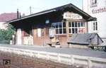 Der Bahnhof Neustadt Aisch/Stadt lag an der Bahnstrecke Neustadt (Aisch)?Demantsfürth-Uehlfeld (auch Aischtalbahn genannt) und verband den Markt Uehlfeld im bayerischen Regierungsbezirk Mittelfranken mit Neustadt an der Aisch an der Hauptbahn Nürnberg?Würzburg. Am 30. Mai 1976 kam das Ende für den Personenverkehr, der durch Bahnbusse ersetzt wurde. Der Güterverkehr hielt sich noch bis zum 23. September 1993; die offizielle Stilllegung fand zum Jahresende 1993 statt (Wikipedia) (02.07.1980) <i>Foto: Oskar Bär</i>