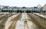 Der Lübecker Hauptbahnhof ist ein sog. Reiterbahnhof, dessen Personensteg über insgesamt zehn Gleise mit vier Bahnsteigen führt. Eine Besonderheit sind die breiten Holztreppen, die zu den Bahnsteigen führen. Seit 2008 ist er an das elektrische Bahnnetz angeschlossen. Die charakteristische Bahnsteighalle ist 130 m lang, 85 m breit und überspannt zehn Gleise. (15.08.1983) <i>Foto: Oskar Bär</i>