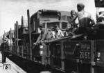 Soldaten begleiten ihre Fahrzeuge während eines Eisenbahntransports in der Ukraine. Gerade während des Zweiten Weltkriegs gab es wohl keinen deutschen Truppenteil, der nicht mit der Eisenbahn transportiert wurde.  (1942) <i>Foto: RVM (Ittenbach)</i>