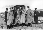 Besichtigung einer im Bau befindlichen Feldbahnstrecke durch höhere Reichsbahnbeamte und Offiziere von Heer und Luftwaffe in der südlichen Ukraine. Angeblich handelt es sich hierbei um den Stab von Albert Ganzenmüller, seines Zeichens stellvertretender Reichsbahn-Generaldirektor und Staatssekretär im Reichsverkehrsministerium, der bei verschiedenen Aktionen in Rußland und der Organisation der Judentransporte in die Vernichtungslager eine unrühmliche Rolle spielte. Links im Bild steht Oberreichsbahnrat Eugen Säufferer, ab 1940 zur Ostbahn als Leiter der OBD Warschau abgeordnet war. Seine Heimatdirektion war Stuttgart, wo er als Dezernent der Betriebsabteilung und 3.Bbv (Bahnbevollmächtigter) tätig war. 1944 war er wieder in Stuttgart als Güterzugfahrplandezernent und 1. Vertreter Bbv tätig. Auch er hatte als Leiter der OBD Warschau selbstlautend Kenntnis von den Juden- und Zwangsarbeitertransporten.  (1943) <i>Foto: RVM (Steiner)</i>