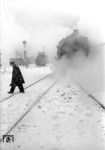 Rangierbetrieb im winterlichen Bahnhof Hamburg-Langenfelde mit Loks der Baureihen 74, 78 und 94.  (27.02.1958) <i>Foto: Walter Hollnagel</i>